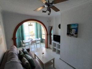 een woonkamer met een bank en een tafel bij Torrox Costa Mar in Torrox Costa