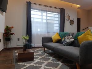 un soggiorno con divano e finestra di Casa Moreno Deluxe a Ameca