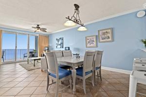 comedor con mesa y sillas en Twin Palms 1705, en Panama City Beach