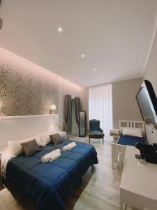 1 dormitorio con 1 cama azul y sala de estar en Bed And Best, en Roma
