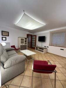 salon z kanapą i telewizorem w obiekcie Chic apartment beach w mieście Mataró