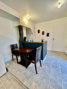 eine Küche mit einem Holztisch und Stühlen im Zimmer in der Unterkunft * Au centre de la ville haute D * ZEN LOC 5 in Provins
