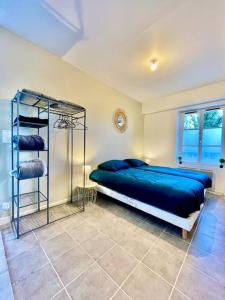 a bedroom with a blue bed and a shelf at * Au centre de la ville haute D * ZEN LOC 5 in Provins