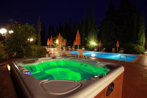 The swimming pool at or close to Agriturismo Vecchio Borgo Di Inalbi