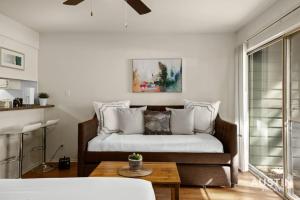 a bedroom with a bed and a table in a room at Relax in Hyde Park Parking Great Location and Tub in Austin