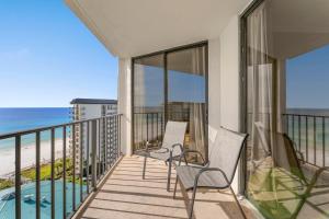 balcón con 2 sillas y vistas a la playa en Edgewater 1210-1, en Panama City Beach