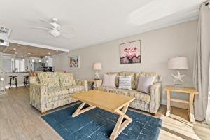 Sala de estar con 2 sofás y mesa en Edgewater 1210-1, en Panama City Beach