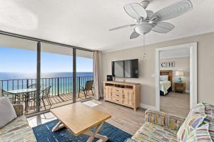 sala de estar con vistas al océano en Edgewater 1210-1, en Panama City Beach