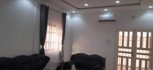 sala de estar con 2 sillas y ventana en Maison individuelle cozy à OUEDO cotonou, 