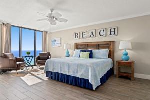 1 dormitorio con 1 cama, 1 sofá y 1 silla en Edgewater 1210-1, en Panama City Beach