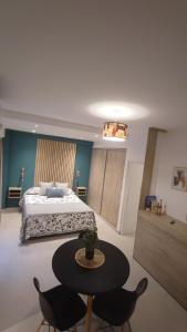 サン・サルバドール・デ・フフイにあるDepartamento CAMILAのベッドルーム1室(ベッド1台、テーブル、椅子付)