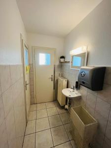 فندق شفارزر بار في هانوفر: حمام صغير مع حوض ومرحاض