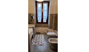 トレメッツォにあるLakeside apartment Tremezzo - Larihome B01のバスルーム(トイレ2つ、洗面台、窓付)