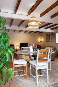 a dining room with a table and chairs at Villa Mimosa 