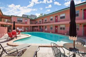 una piscina in un hotel con sedie e tavoli di Walk to Restaurants or Cook in Subway Tile Kitchen ad Austin