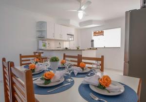ein Esszimmer mit einem Tisch mit blauen und weißen Platten in der Unterkunft DUPLEX 2 SUÍTES MONT SIÃO in Porto Seguro