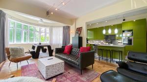 uma sala de estar com um sofá e uma cozinha em Lux 2 Bed for Business Travellers Wi-fi & Netflix em Joanesburgo