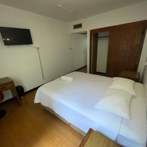 เตียงในห้องที่ Hotel El Plaza Centro de Lima