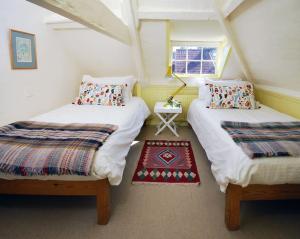 2 łóżka pojedyncze w pokoju z oknem w obiekcie Charming Cottage in the Heart of Frome - Sun House w mieście Frome