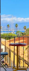 d'une table et de chaises sur un balcon donnant sur la plage. dans l'établissement Superbe T2, Vieux Port, Hyper centre Ajaccio, à Ajaccio