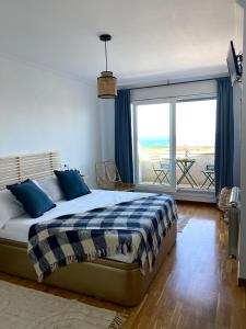 een slaapkamer met een bed en uitzicht op de oceaan bij Ollo de Llas in Foz