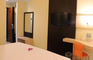 Cette chambre comprend une table blanche, un miroir et un comptoir. dans l'établissement M Hotel, à Mataram