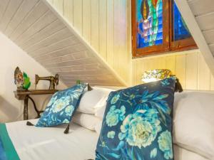 Habitación con sofá y almohadas azules y blancas. en Tulip Old Town, en Dubrovnik