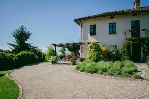a house with a gravel driveway in front of it at I Grilli in Castagnole Lanze