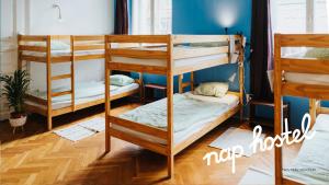 pokój z 3 łóżkami piętrowymi w pokoju w obiekcie Nap Hostel Pécs w mieście Pecz