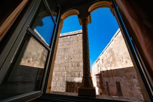 vista da una finestra di un edificio di Palazzo Bifora a Mdina