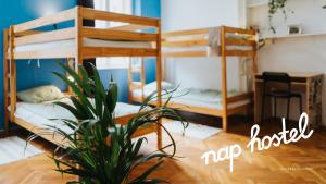 En eller flere senger på et rom på Nap Hostel Pécs