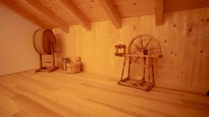 een kamer met een houten muur en een houten vloer bij Ferienhaus Rimsgrund in Bezau