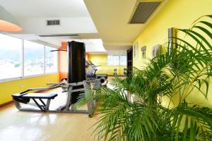 una oficina con un gimnasio con equipo cardiovascular y una planta en Pestana Caracas Premium City & Conference Hotel, en Caracas