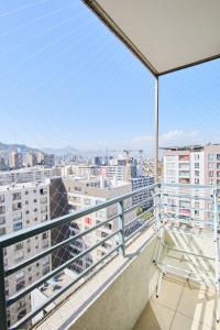 balcón con vistas a la ciudad en Encantador Departamento 2 Dormitorios, 2 baños, en Santiago