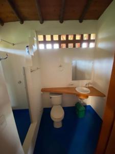 een kleine badkamer met een toilet en een wastafel bij FINCA HOTEL BUENOS AIRES DORADAL in Puerto Triunfo