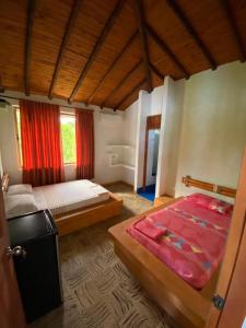 een slaapkamer met 2 bedden in een kamer bij FINCA HOTEL BUENOS AIRES DORADAL in Puerto Triunfo