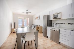 Kuchyň nebo kuchyňský kout v ubytování Castle Harbour Feel like home Flat II Los Cristianos LoveTenerife