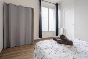 Un dormitorio con una cama con una toalla. en Appartement cosy 30 m² proche RER B - 4 min à pied, en Aulnay-sous-Bois