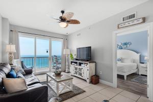 - un salon avec un canapé et une télévision dans l'établissement Sunrise Beach #910, à Panama City Beach