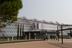 a sign for a part of a park next to a building at Appartement cosy 30 m² proche RER B - 4 min à pied in Aulnay-sous-Bois