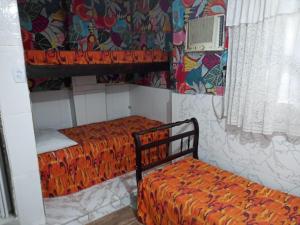 Uma ou mais camas em beliche em um quarto em A meson Suites