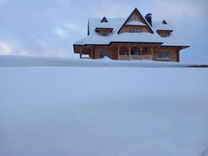 Dom z widokiem na Wierchy - panorama na Tatry - Traditional folk house v zime