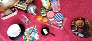Welcome في بونتيفي: طاولة وردية عليها طعام