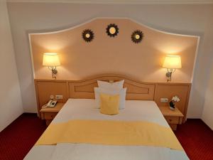 Habitación de hotel con 1 cama grande y 2 lámparas en Schedlers Löwenhotel-GARNI en Alberschwende
