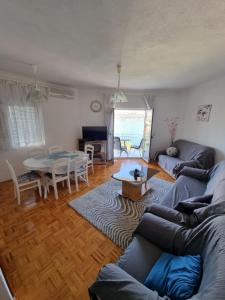 sala de estar con sofá y mesa en Apartment Matej, en Trogir