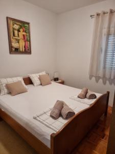 1 cama blanca grande con 2 almohadas en Apartment Matej, en Trogir