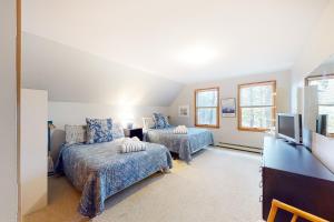 sala de estar con 2 camas y sofá en Good Ole Homestead, en Wellfleet