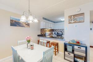 cocina y comedor con mesa y sillas en Atlantis 503, en Ocean City