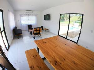 Μια τηλεόραση ή/και κέντρο ψυχαγωγίας στο Piscina privada y mucha tranquilidad.