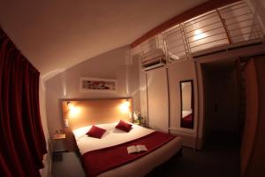 Una cama o camas en una habitación de Carré Py' Hôtel